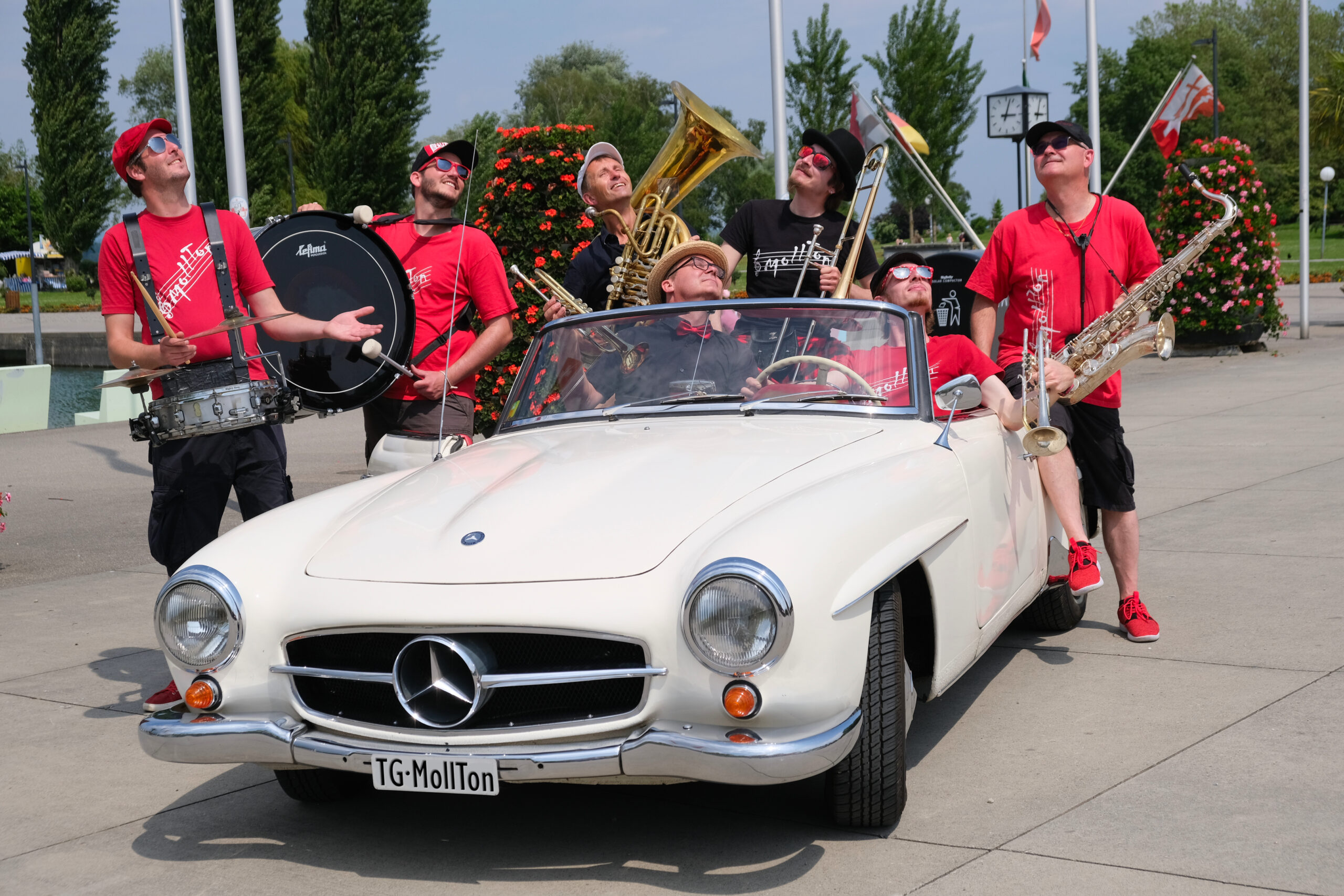 Gruppenfoto mit einem schönen Mercedes